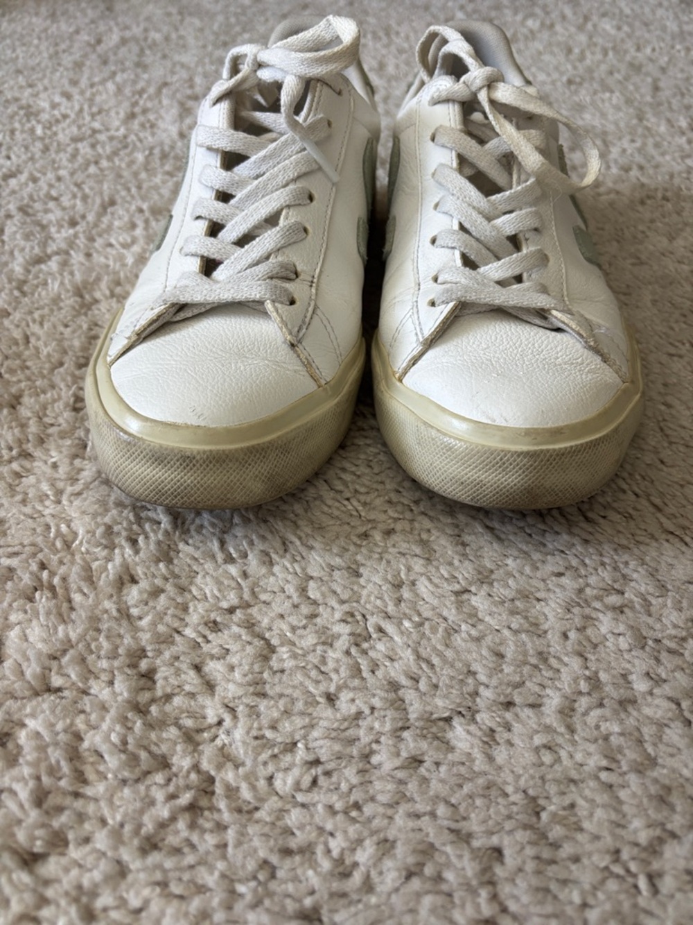 Veja Sneakers - Picture 2 of 8